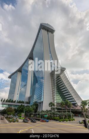 Singapour - 4 décembre 2019 : scène de rue à Singapour par beau temps avec l'hôtel Marina Bay Sands. Banque D'Images