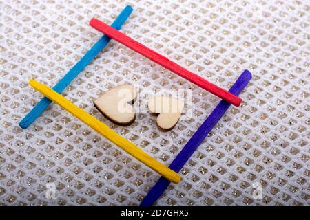 Photo grand angle de coeurs en bois dans un cadre Banque D'Images