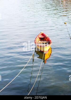 Petits bateaux de pêche amarrés sur la côte de la Valdivia, dans la ville de Corral. Le Chili est une puissance dans la pêche extractive dans le monde. Sud C Banque D'Images