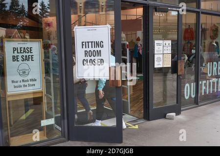 La signalisation fermée des cabines d'essayage est visible parmi les autres panneaux de sécurité COVID-19 dans un magasin Urban Outfitters à Tigard, en Oregon, pendant une saison d'automne pandémique. Banque D'Images