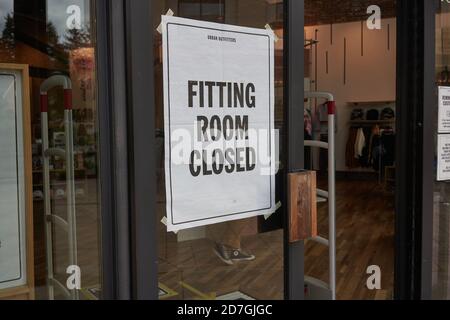 La signalisation fermée des cabines d'essayage est visible parmi les autres panneaux de sécurité COVID-19 dans un magasin Urban Outfitters à Tigard, en Oregon, pendant une saison d'automne pandémique. Banque D'Images