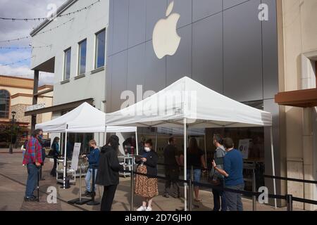 Les clients s'enregistrent avant d'entrer dans l'Apple Store de Tigard, Oregon, pendant une saison d'automne pandémique. Le nouvel iPhone 12 sera disponible vendredi. Banque D'Images