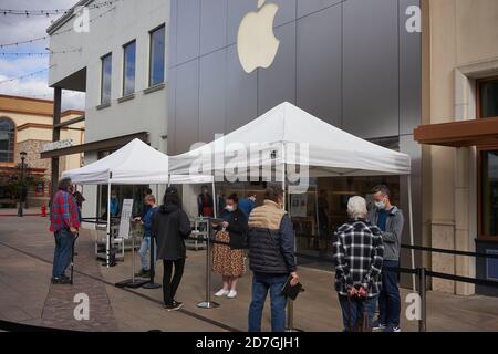 Les clients s'enregistrent avant d'entrer dans l'Apple Store de Tigard, Oregon, pendant une saison d'automne pandémique. Le nouvel iPhone 12 sera disponible vendredi. Banque D'Images