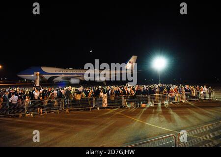 Nashville, États-Unis. 21 octobre 2020. Nashville, Tennessee - 22 octobre 2020 : les partisans attendent le président Donald J. Trump pour qu'il quitte Air Force One à l'aéroport de Nashville (BNA) jeudi soir après le débat présidentiel final du 22 octobre 2020 à Nashville, Tennessee. Crédit: Adrian E Morales/The photo Access crédit: The photo Access/Alay Live News Banque D'Images