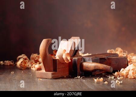 Vieux bois rasettes et le rasage sur table en bois. Focus sélectif. Banque D'Images