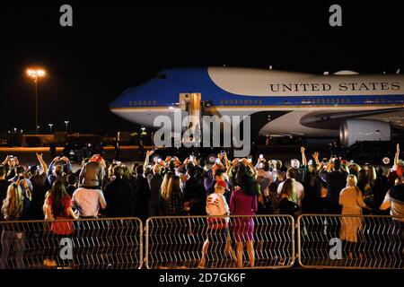 Nashville, États-Unis. 21 octobre 2020. Nashville, Tennessee - le 22 octobre 2020 : le président Donald J. Trump et la première dame Melania Trump quittent la compagnie Au revoir sur Air Force One à l'aéroport de Nashville (BNA) jeudi soir après le débat présidentiel final du 22 octobre 2020 à Nashville, Tennessee. Crédit: Adrian E Morales/The photo Access crédit: The photo Access/Alay Live News Banque D'Images