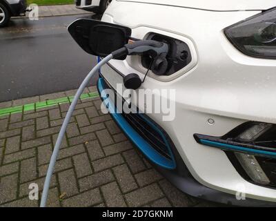 Recharge de voiture électrique à une station de charge à énergie renouvelable pour la mobilité écologique en tant que technologie innovante avec câble enfichable pour faire le plein de la batterie Banque D'Images