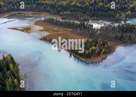 (201023) -- ALTAY, le 23 octobre 2020 (Xinhua) -- photo aérienne prise le 28 septembre 2020 montre le paysage d'automne de Kanas, site pittoresque d'Altay, région autonome de Xinjiang Uygur, dans le nord-ouest de la Chine. La région autonome du Xinjiang en Chine du Nord-Ouest a accueilli plus de 15.35 millions de visiteurs au cours de la fête nationale de huit jours cette année, en hausse de 10.78 pour cent par rapport à la même période l'an dernier sur une base comparable, selon les autorités locales. Les 440 sites touristiques les mieux notés de Xinjiang ont renoncé aux frais de billet pendant les vacances de cette année et la région a déployé une série d'itinéraires distincts pour les excursions en voiture Banque D'Images