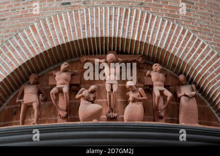 Esslingen am Neckar, Südkirche, 1925/1926 von Martin Elsaesser erbaut, Kreuzigungsgruppe über dem autel Banque D'Images