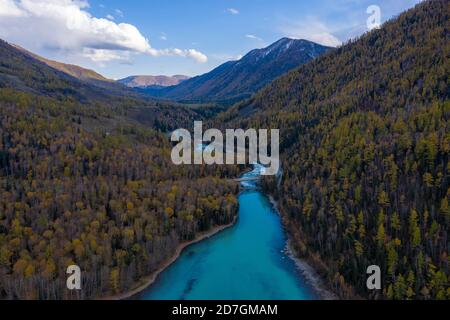 (201023) -- ALTAY, le 23 octobre 2020 (Xinhua) -- photo aérienne prise le 28 septembre 2020 montre le paysage d'automne de Kanas, site pittoresque d'Altay, région autonome de Xinjiang Uygur, dans le nord-ouest de la Chine. La région autonome du Xinjiang en Chine du Nord-Ouest a accueilli plus de 15.35 millions de visiteurs au cours de la fête nationale de huit jours cette année, en hausse de 10.78 pour cent par rapport à la même période l'an dernier sur une base comparable, selon les autorités locales. Les 440 sites touristiques les mieux notés de Xinjiang ont renoncé aux frais de billet pendant les vacances de cette année et la région a déployé une série d'itinéraires distincts pour les excursions en voiture Banque D'Images