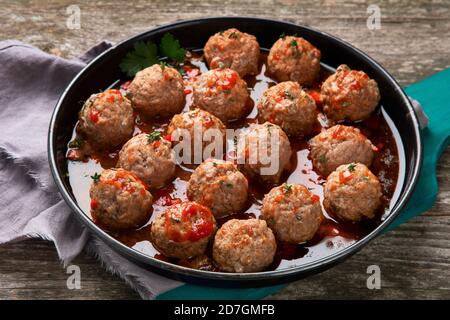 Boulettes de viande traditionnelles dans une poêle à frire. Banque D'Images