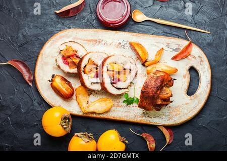 Roulé de porc cuit avec du persimmon.viande farcie de fruits.délicieux pain de viande coupé en coupes Banque D'Images