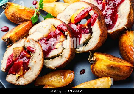 Roulé de porc cuit avec du persimmon.viande farcie de fruits.délicieux pain de viande coupé en coupes Banque D'Images