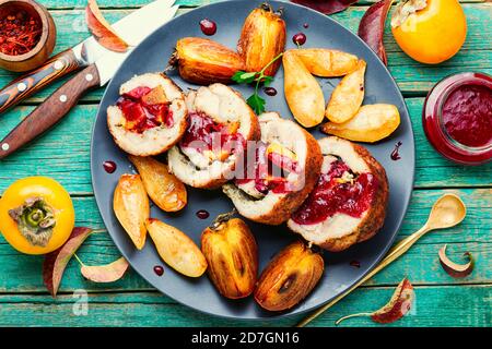 Roulé de porc cuit avec du persimmon.viande farcie de fruits.délicieux pain de viande coupé en coupes Banque D'Images