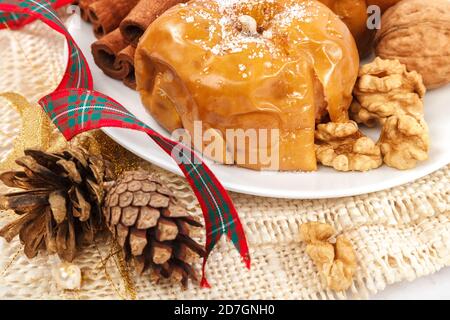 Pommes cuites noix cannelle sur une table de Noël isolée sur un fond blanc. Banque D'Images