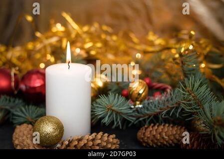 Composition de Noël de boules d'or et de rouge, bougies et branches de sapin, cônes de sapin. Vue du dessus. Nouvel an 2020 Banque D'Images
