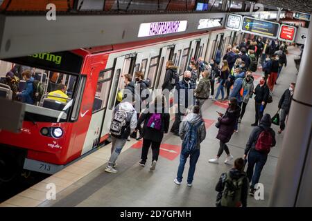 Nuremberg, Allemagne. 23 octobre 2020. Les passagers montent et descendez du métro à la gare principale. Le 23.10., des contrôles à l'échelle de la Bavière seront effectués dans les transports publics pour s'assurer que les masques sont portés. Credit: Daniel Karmann/dpa/Alay Live News Banque D'Images