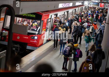 Nuremberg, Allemagne. 23 octobre 2020. Les passagers montent et descendez du métro à la gare principale. Le 23.10. Il y aura des contrôles panbavarois sur le respect de l'obligation de porter des masques dans les transports publics. Credit: Daniel Karmann/dpa/Alay Live News Banque D'Images