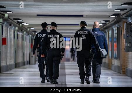 Nuremberg, Allemagne. 23 octobre 2020. Des policiers et un employé du VAG (Verkehrs-Aktiengesellschaft Nürnberg) font une patrouille à la gare centrale pour vérifier que les masques sont portés. Le 23.10. Il y aura des contrôles nationaux sur les transports publics en Bavière pour s'assurer que les masques sont portés. Credit: Daniel Karmann/dpa/Alay Live News Banque D'Images