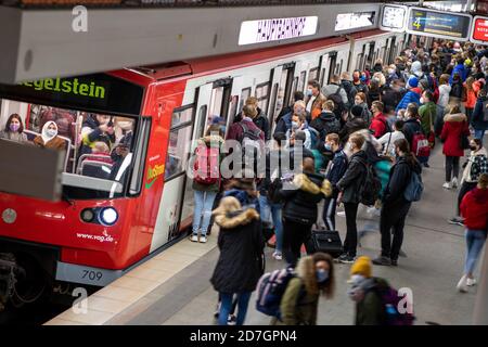 Nuremberg, Allemagne. 23 octobre 2020. Les passagers montent et descendez du métro à la gare principale. Le 23.10. Il y aura des contrôles panbavarois sur le respect de l'obligation de porter des masques dans les transports publics. Credit: Daniel Karmann/dpa/Alay Live News Banque D'Images