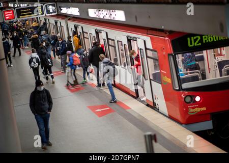 Nuremberg, Allemagne. 23 octobre 2020. Les passagers montent et descendez du métro à la gare principale. Le 23.10. Il y aura des contrôles panbavarois sur le respect de l'obligation de porter des masques dans les transports publics. Credit: Daniel Karmann/dpa/Alay Live News Banque D'Images