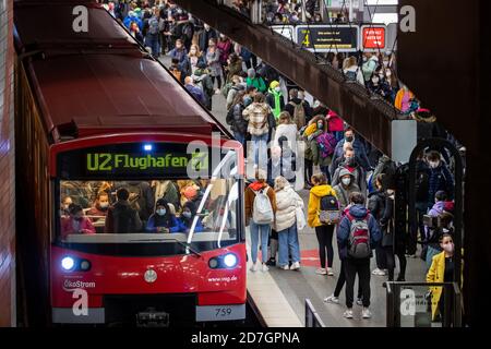 Nuremberg, Allemagne. 23 octobre 2020. Les passagers montent et descendez du métro à la gare principale. Le 23.10. Il y aura des contrôles panbavarois sur le respect de l'obligation de porter des masques dans les transports publics. Credit: Daniel Karmann/dpa/Alay Live News Banque D'Images