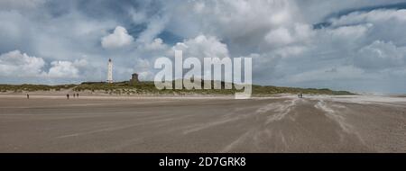 Le phare de plage de Blaavand sur la côte nord de la mer par une journée venteuse, au Danemark Banque D'Images