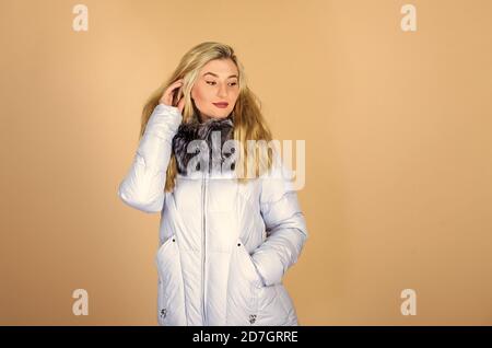 Vêtements d'hiver mode fille. Tendance à la mode. Manteau tendance. Préchauffage. Veste d'hiver décontractée plus stylée avec plus de confort. Mode féminine. Magasin de vêtements. Acheter en ligne. Conçu pour votre confort. Banque D'Images