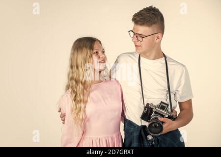 garçon et fille en tenue décontractée avec appareil photo vintage. photographie rétro. étudiants photographe enfants. technologie d'appareil photo numérique. jeune journaliste. concept de photo de voyage. S'amuser. Banque D'Images