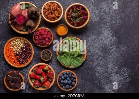 Aliments sains riches en antioxydants, vue du dessus. Banque D'Images