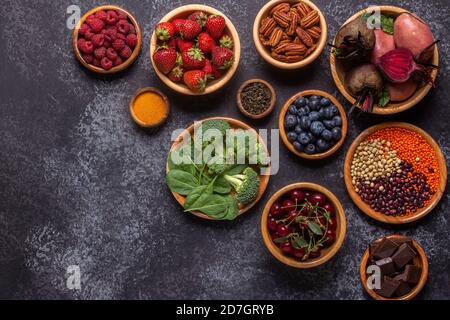 Aliments sains riches en antioxydants, vue du dessus. Banque D'Images