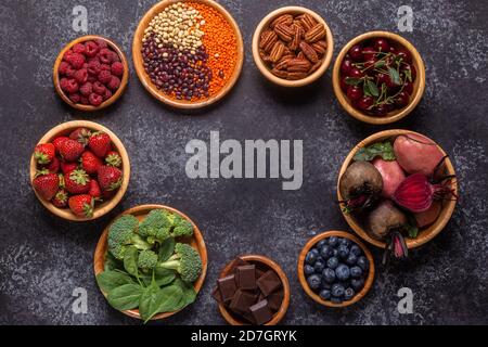 Aliments sains riches en antioxydants, vue du dessus. Banque D'Images