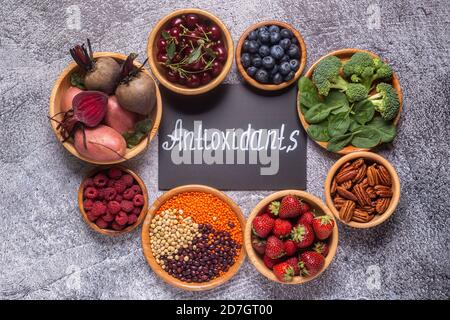 Aliments sains riches en antioxydants, vue du dessus. Banque D'Images