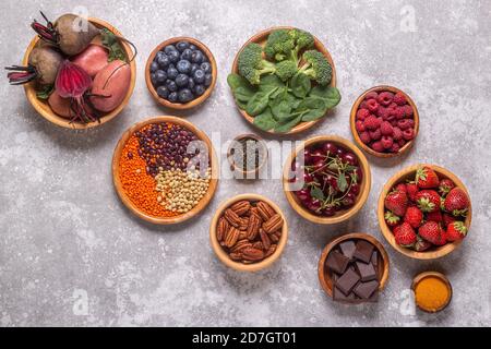 Aliments sains riches en antioxydants, vue du dessus. Banque D'Images