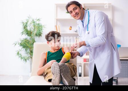 Garçon malade rendant visite à un jeune médecin pédiatre Banque D'Images