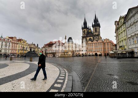 Prague, République tchèque. 23 octobre 2020. Un homme avec masque protecteur traverse la place vide de la vieille ville à Prague, République Tchèque, le 23 octobre 2020. Crédit : vit Simanek/CTK photo/Alay Live News Banque D'Images