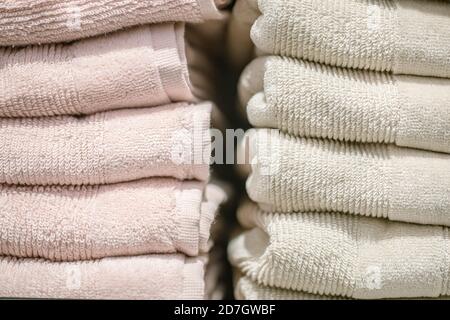 Dans le magasin avec une pile de serviettes. Gros plan, concept d'accessoires de bain . Banque D'Images