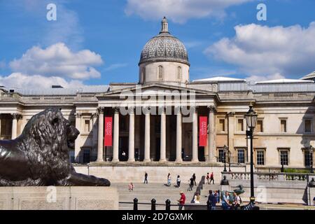 La National Gallery et la statue du lion, Trafalgar Square, Londres