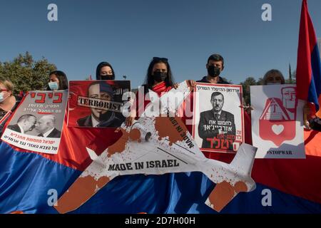 JÉRUSALEM, ISRAËL - OCTOBRE 22 : des membres de la communauté arménienne tiennent des pancartes représentant une caricature de Recep Tayyip Erdogan rappelant Adolf Hitler et des drones fictifs lors d'une manifestation contre la vente d'armes israéliennes à l'Azerbaïdjan devant le ministère israélien des Affaires étrangères le 22 octobre 2020 à Jérusalem, en Israël. Israël a été accusé par les partisans arméniens et arméniens d'être complices de la politique de l'Azerbaïdjan et de vendre sciemment des drones utilisés pour attaquer des populations civiles dans le territoire contesté entre l'Azerbaïdjan et l'Arménie du Haut-Karabakh Banque D'Images