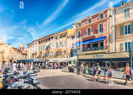 SAINT-TROPEZ, FRANCE - AOÛT 16 : vue sur le vieux port avec les yachts de luxe de Saint-Tropez, Côte d'Azur, France, 16 août 2019. La ville est un monde Banque D'Images