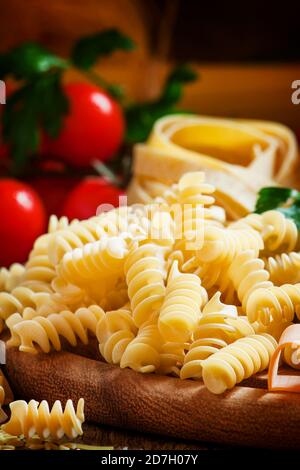 Pâtes non cuites spirales, légumes, herbes et épices, sélectif Banque D'Images