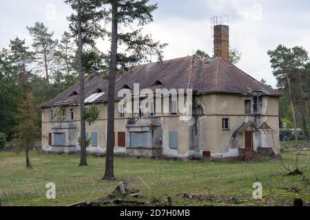 Spreetal, Allemagne. 19 octobre 2020. Une maison en ruine se trouve sur une zone clôturée près de l'entrée du village. Credit: Soeren Stache/dpa-Zentralbild/ZB/dpa/Alay Live News Banque D'Images