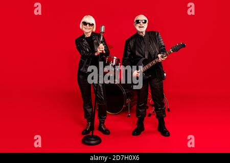 Pleine photo de deux personnes blanc gris cheveux retraités pensionné femme chanteur homme guitare basse joueur appréciez la scène de pratique représentation de l'événement Banque D'Images