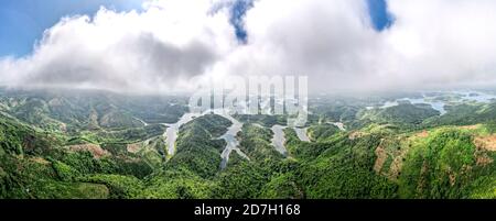 Ta Dung Lake vu d'en haut, il y a beaucoup de petites îles ici, la vue est comme dans le ciel. C'est un réservoir hydroélectrique dans la province de Dak Nong, Banque D'Images