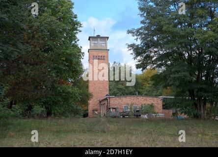 Spreetal, Allemagne. 19 octobre 2020. Un bâtiment en brique avec une tour se dresse sur une propriété privée. Credit: Soeren Stache/dpa-Zentralbild/ZB/dpa/Alay Live News Banque D'Images