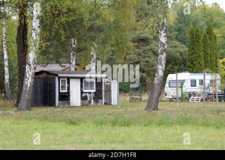 Spreetal, Allemagne. 19 octobre 2020. Une petite cabane en bois et une caravane se tiennent sur un pré sous les arbres. Credit: Soeren Stache/dpa-Zentralbild/ZB/dpa/Alay Live News Banque D'Images