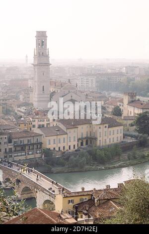 Une vue sur la ville de Vérone, au nord de l'Italie, et la rivière Adige par une journée ensoleillée et brumeuse Banque D'Images