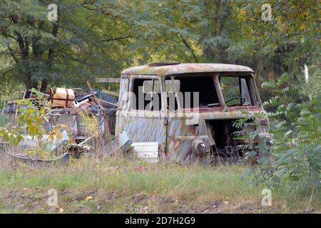 Spreetal, Allemagne. 19 octobre 2020. L'épave d'un camion 'Robur' pourrit dans l'herbe au large de la route. Credit: Soeren Stache/dpa-Zentralbild/ZB/dpa/Alay Live News Banque D'Images