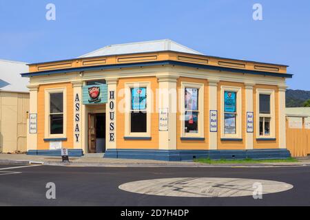 La 'Assay House', anciennement le bâtiment de la Banque nationale, à Coromandel, en Nouvelle-Zélande. Ouvert en 1874, il abrite maintenant une boutique d'appâts Banque D'Images