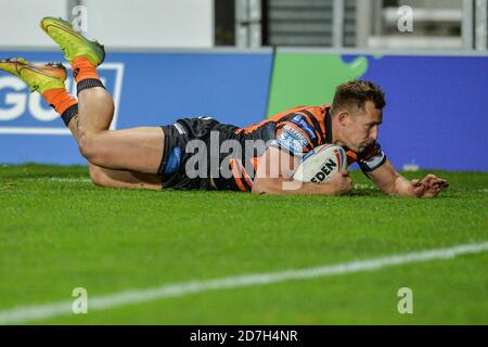 Greg Eden de Castleford Tigers marque son essai tardif. Banque D'Images